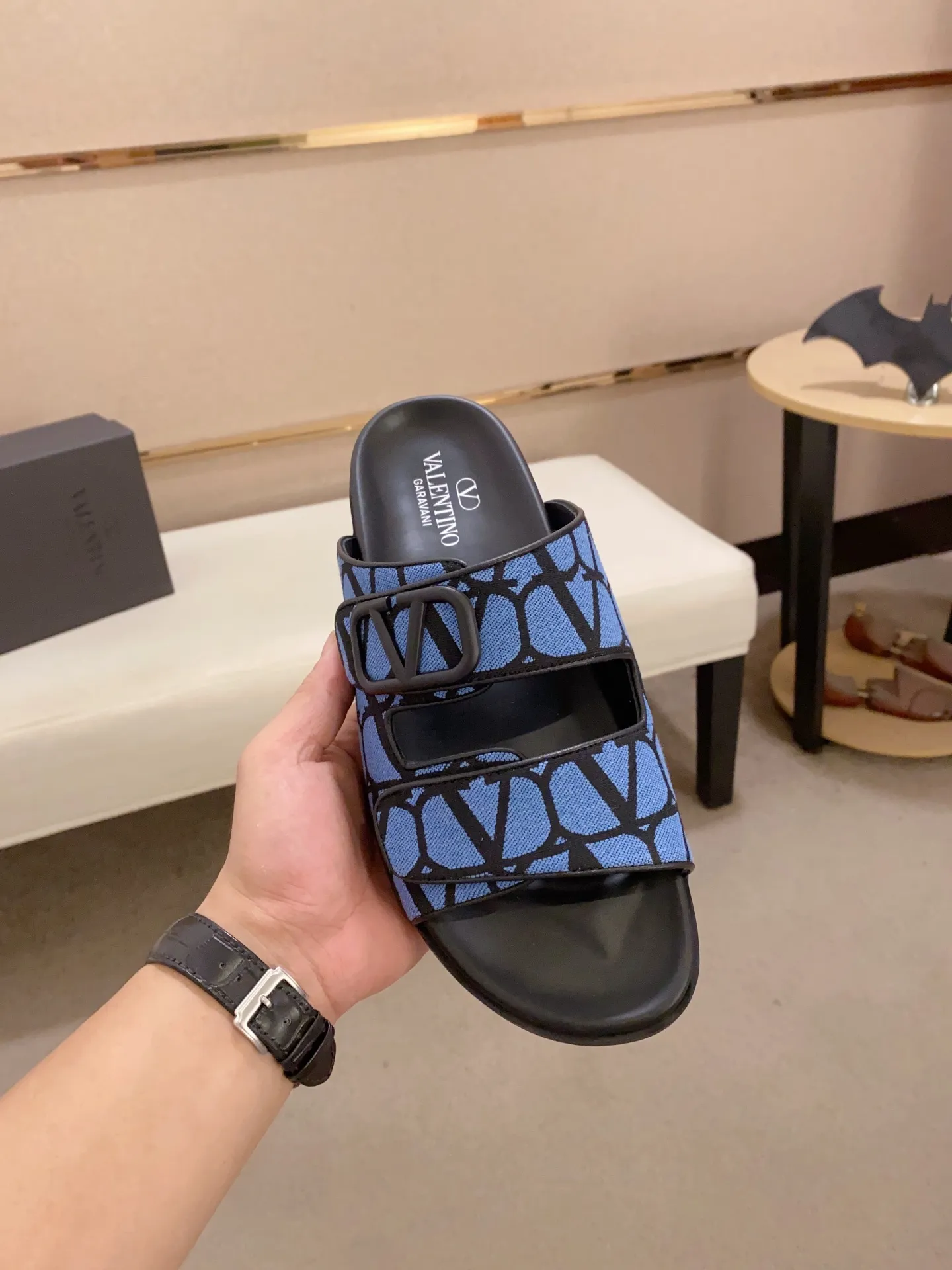 Men's shoes💰: 440💰High version [Valentino] New men's boutique slippers, counter quality, classic plaid, the actual workmanship is quite complex🔰The uppers are made of imported canvas fabric➕🐑Sheepskin lining, which tests the craftsman's craftsmanship➕original PU outsole. Size: 38-44 (45 can be customized, non-refundable)